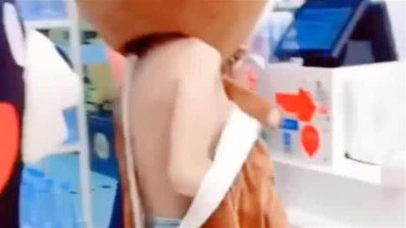 她當眾脫布偶裝拿錢　網：裡面沒穿？