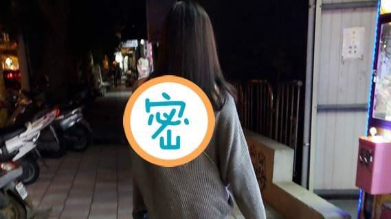 長髮妹「V字大露背」　內在美曝光了