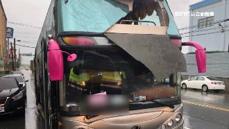 未注意限高架！遊覽車撞破洞12人傷