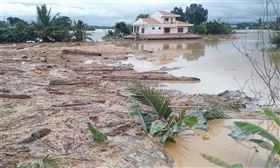 菲律賓官員5日表示，北冕颱風本週侵襲菲律賓以來，死亡人數增至13人。（法新社提供）