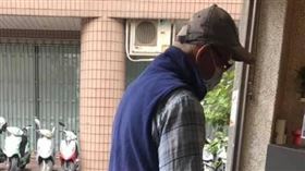 爺爺在義賣會上買下一個保溫瓶。（圖／翻攝自爆廢公社）