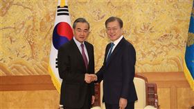 韓國總統文在寅（右）5日下午在青瓦台會見到訪的中國國務委員兼外交部長王毅（左）。（韓聯社提供）