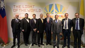 駐教廷使館,台灣畫展,像回家,親切,世界的光(圖/中央社)