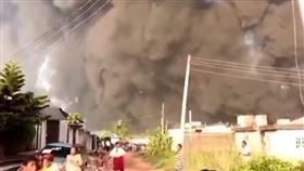 奈及利亞在當地時間5日發生一起離奇的火災事故，一名牧師在進行療癒儀式時，將手上的聖水林在教徒身上，沒想到下一秒一旁的蠟燭竟引燃，造成該名教徒不慎遭燒死；而事後警方調查發現，疑似是牧師誤將手上的汽油當聖水，才會導致這起意外發生。（圖／翻攝自VOA News YouTube）