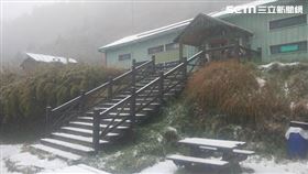 16:9
雪山飄雪了！凌晨氣溫降至0℃　銀白世界讓山友好興奮
圖／布農卡里布灣登山隊提供