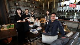 承億文旅董事長戴俊郎（右1）將飯店結合在地文化，像嘉義有高山茶都之稱，在地旅店便以茶文化做為設計概念。(攝影者．商周駱裕隆)