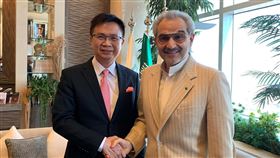 中東首富看好台灣經濟潛力 盼貿協推介合作夥伴中華民國對外貿易發展協會董事長黃志芳（左）4日率團至王國控股公司總部，拜會中東首富瓦利德親王（Al Waleed Bin Tala）（右）。（外貿協會提供）中央社記者廖禹揚傳真 108年12月5日