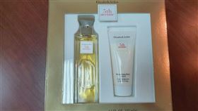 北市環保局5日查獲4件禮盒過度包裝，違反「限制產品過度包裝」公告規定，均依法處新台幣3萬元至15萬元罰鍰。圖為此次違規之一的女性淡香精禮盒。（圖取自台北市環保局網頁dep.gov.taipei）