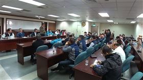 立院經濟委員會考察　東港碼頭淤積解決有譜立法院經濟委員會5日到屏東考察農漁業發展與建設規劃，針對東港鹽埔漁港泊區水域嚴重淤積而影響櫻花蝦漁船靠岸問題，會中決議由東港區漁會整體規劃，呈報漁業署爭取經費進行清淤工作。（東港區漁會提供）中央社記者郭芷瑄傳真　108年12月5日