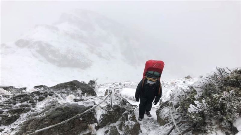 「南湖大山」降初雪！絕美銀白世界