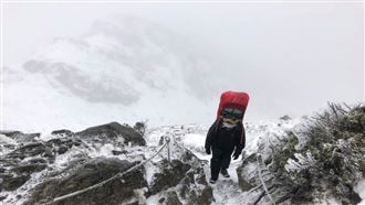 「南湖大山」降初雪！絕美銀白世界