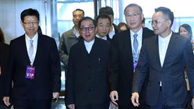 亞洲醫療科技創新論壇  劉揚偉林百里對談（2）2019亞洲醫療科技創新論壇6日在南港展覽館登場，鴻海董事長劉揚偉（前左起）、廣達董事長林百里、前台大校長楊泮池等人一同進入會場。中央社記者鄭傑文攝　108年12月6日