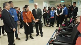 花蓮輔具資源中心啟用　徐榛蔚參訪花蓮門諾醫院受花蓮縣政府委託成立輔具資源中心及3處服務據點，花蓮縣長徐榛蔚（前排左3）6日參訪輔具資源中心。中央社記者張祈攝　108年12月6日