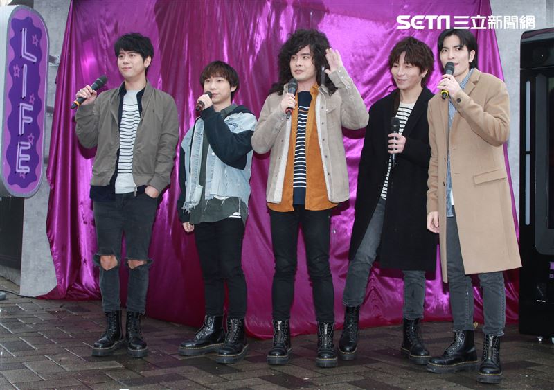 「亞洲重磅搖滾天團」獅子LION蕭敬騰、力Q、小強、陳珩、FUMI 2019年推出全新專輯「美麗、醜與我」。（記者邱榮吉/攝影）                      