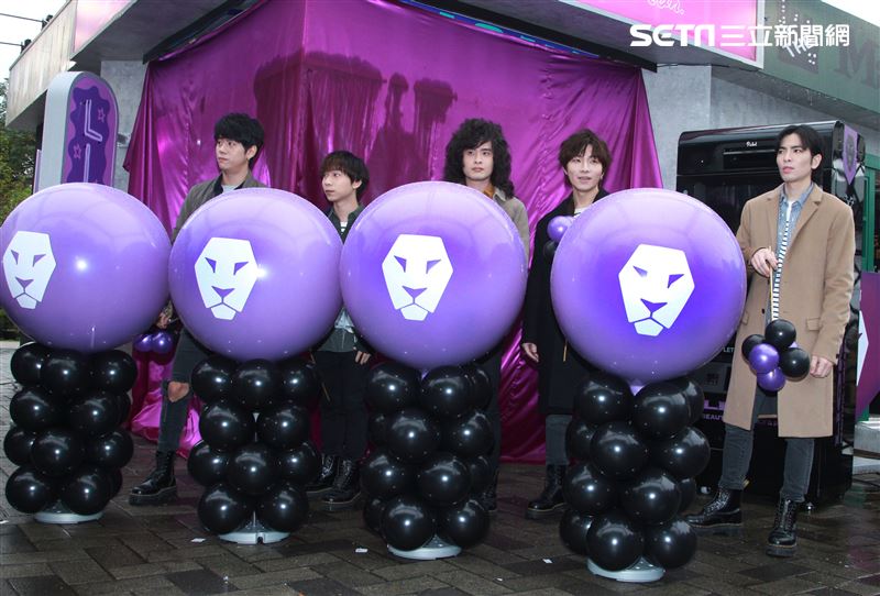 「亞洲重磅搖滾天團」獅子LION蕭敬騰、力Q、小強、陳珩、FUMI 2019年推出全新專輯「美麗、醜與我」。（記者邱榮吉/攝影）                      