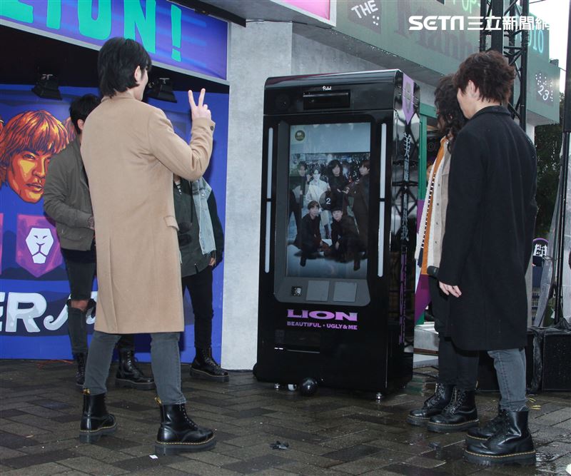 「亞洲重磅搖滾天團」獅子LION蕭敬騰、力Q、小強、陳珩、FUMI 2019年推出全新專輯「美麗、醜與我」。（記者邱榮吉/攝影）                      