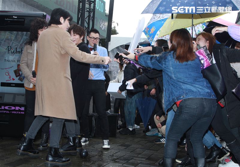 「亞洲重磅搖滾天團」獅子LION蕭敬騰、力Q、小強、陳珩、FUMI 2019年推出全新專輯「美麗、醜與我」。（記者邱榮吉/攝影）                      