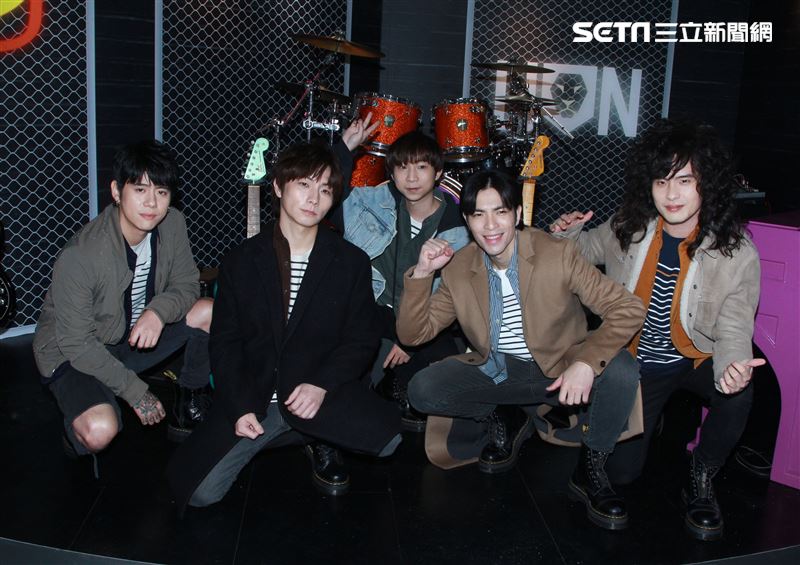 「亞洲重磅搖滾天團」獅子LION蕭敬騰、力Q、小強、陳珩、FUMI 2019年推出全新專輯「美麗、醜與我」。（記者邱榮吉/攝影）                      