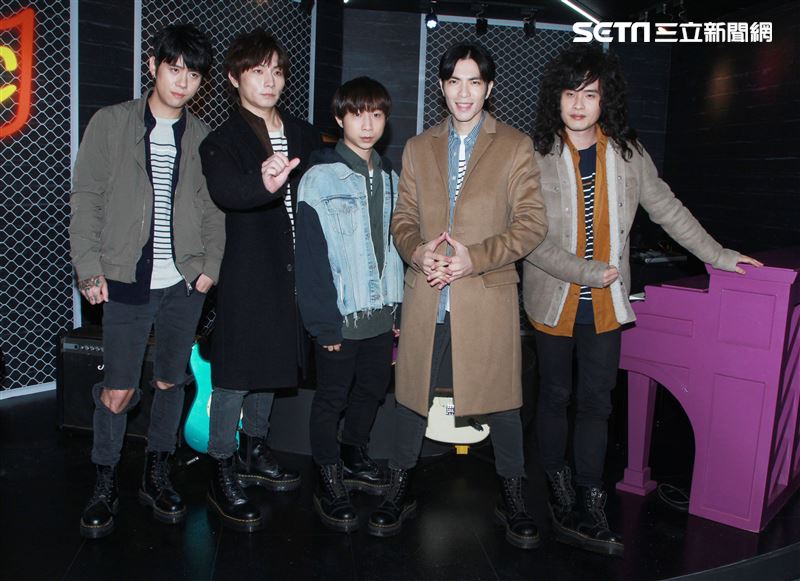 「亞洲重磅搖滾天團」獅子LION蕭敬騰、力Q、小強、陳珩、FUMI 2019年推出全新專輯「美麗、醜與我」。（記者邱榮吉/攝影）                      