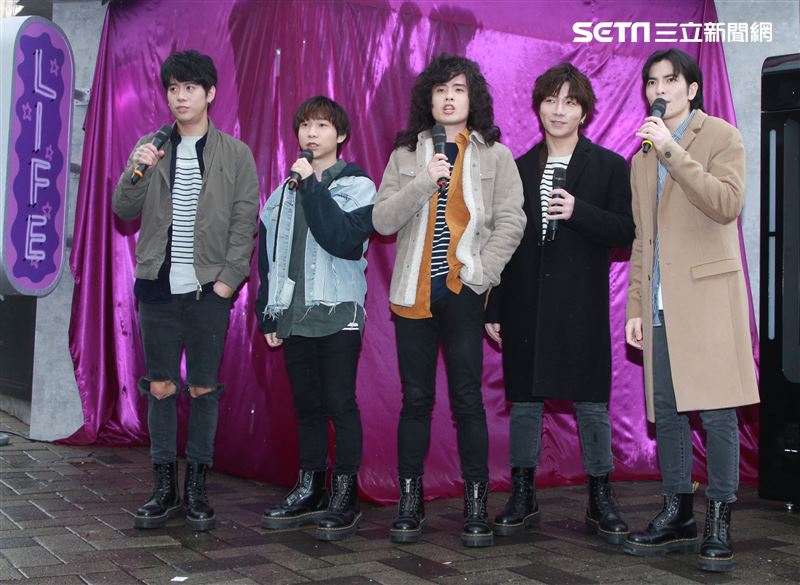「亞洲重磅搖滾天團」獅子LION蕭敬騰、力Q、小強、陳珩、FUMI 2019年推出全新專輯「美麗、醜與我」。（記者邱榮吉/攝影）                      