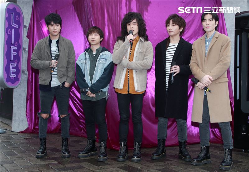 「亞洲重磅搖滾天團」獅子LION蕭敬騰、力Q、小強、陳珩、FUMI 2019年推出全新專輯「美麗、醜與我」。（記者邱榮吉/攝影）                      