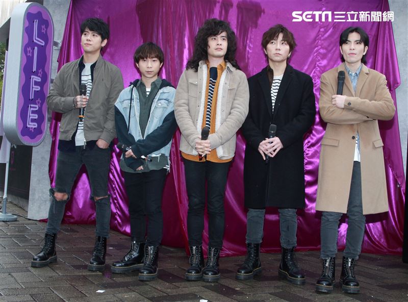 「亞洲重磅搖滾天團」獅子LION蕭敬騰、力Q、小強、陳珩、FUMI 2019年推出全新專輯「美麗、醜與我」。（記者邱榮吉/攝影）                      