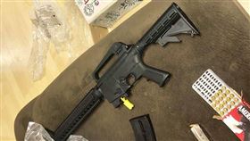 送嬰兒搖椅打開卻是「一把槍」　佛州夫婦贈禮鬧笑話
圖／翻攝自Veronica Alvarez-Rodriguez臉書