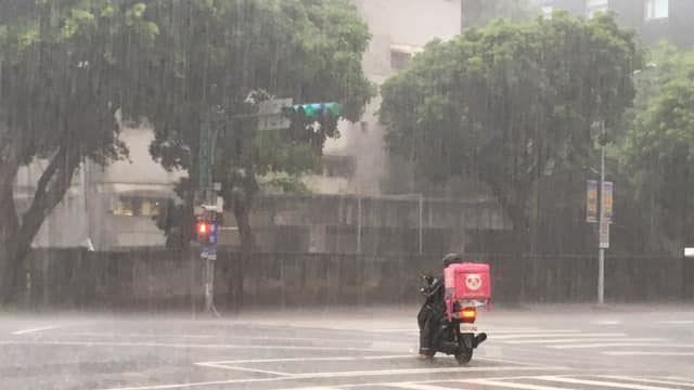 淋雨回家！外送哥見「神秘儀式」爆淚