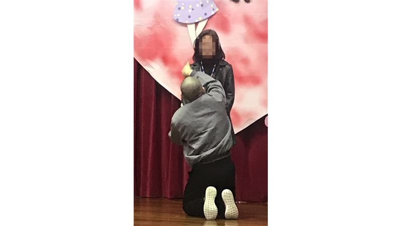 雲林二監家庭日　收容人雙腳下跪懺悔