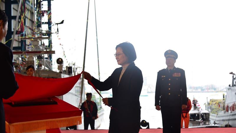 小英主持交船典禮 「安平艦」初登場