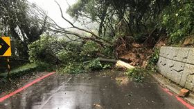 台北市,陽明山,百拉卡公路,土石崩塌,道路中斷,呼籲改道(圖/警方提供)中央社