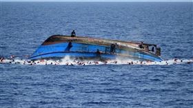 一艘載有逾百位移民的簡陋船隻4日在西非國家茅利塔尼亞沿海翻覆，造成至少62人喪命。（圖取自twitter.com/UNGeneva）