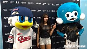 ▲樂天巨人啦啦隊國民女神安芝儇受訪。（圖／記者蕭保祥攝影）