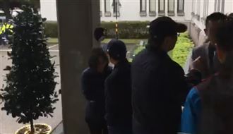 太誇張！國民黨立委動手怒推女警！