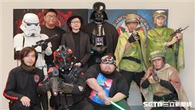 ▼▲（圖／記者邱于倫攝影）從1977年開始的系列電影《星際大戰》六部曲中，天行者家族的故事一拍就是42年，終於在近日即將畫下句點，最終章《STAR WARS : 天行者的崛起》預計在12月中上映，不少星戰粉絲也從念書一路看到出社會、生小孩，對於喜愛的作品將完結感到相當不捨，就有一群熱愛星戰的粉絲們，自願拍攝了「星戰大戰粉絲微電影二部曲－星火灰燼」，希望能夠代表台灣粉絲，讓更多人看到堅強的軟實力。