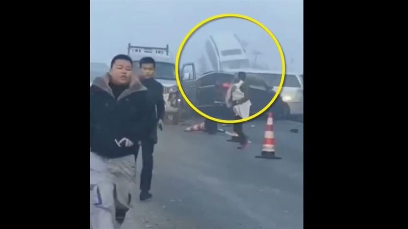 貴州高速公路起霧結冰　37車連環撞