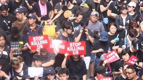 反送中遊行  香港青年：STOP KILLING US香港反送中大遊行16日再次登場。圖為年輕示威者手持STOP KILLING US的英文標語。中央社記者張謙香港攝  108年6月16日