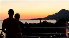 陽台,情侶,夕陽,欄杆（圖／翻攝自pixabay）