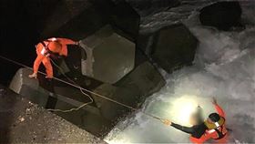 台東,衝浪,消波塊,金樽陸連島（圖／翻攝畫面） 