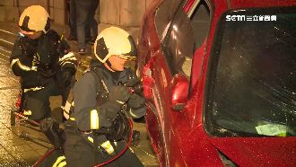 下雨路滑車速快！失控撞護欄逆撞2傷