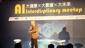 人工智慧跨域論壇台中登場「人工智慧跨域小聚 大健康x大數據x大未來」論壇6日在台中登場，邀集產業、官方與學界代表，針對人工智慧在醫療健康產業上的應用等議題討論。中央社記者蘇木春攝　108年12月6日