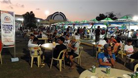 台商赴蘇比克灣25週年 首次舉辦台灣美食節前總統李登輝以南向政策吸引台商赴菲律賓蘇比克灣投資，至今25年。蘇比克灣台商6日到8日首次舉辦台灣美食節，希望藉此推廣台灣美食並與當地員工同樂。中央社記者陳妍君蘇比克灣攝 108年12月6日