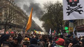 萬人抗議退休制度改革 警方發射催淚彈驅散5日法國歷史性大罷工登場，近7萬巴黎人上街抗議。除了各職業工會外，亦有不同人權團體與NGO集結。行至共和廣場時警方開始發射催淚彈，企圖驅散民眾。中央社記者曾婷瑄巴黎攝  108年12月6日