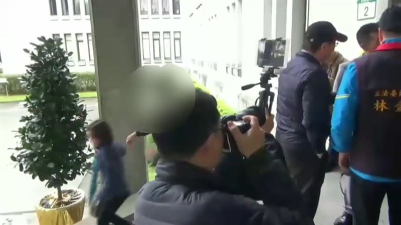 藍委推女警辯不小心　慘遭密錄器打臉