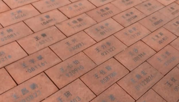畢業生捐紅磚！每塊都刻「自己名字」