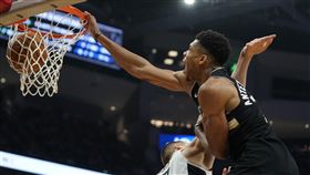 ▲字母哥（Giannis Antetokounmpo）顏扣祖巴克（Ivica Zubac）。（圖／美聯社／達志影像）