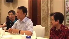 中國大陸網路上近日流傳一段前國家副主席李源潮與同學聚舊的影片。其中，李源潮埋怨過去擔任中組部長時得罪人，因此現在有很多人對他造謠。（圖／翻攝自51 debi YouTube頻道）