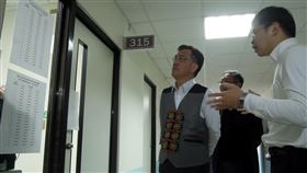 原住民族語言認證測驗登場　原民會主委巡視考場由原住民族委員會主辦的108年度原住民族語言能力認證測驗7日在全台48個考區登場，原民會主委夷將‧拔路兒（左）特別到台北考場巡視，了解試務狀況。中央社記者吳欣紜攝　108年12月7日