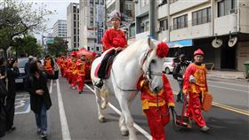台南辦古禮迎親　激勵年輕人結婚生子台南市中西區7日舉辦古禮迎親活動，一名新郎騎著白馬帶著大轎，迎親隊伍浩浩蕩蕩長達數百公尺，希望激勵年輕人結婚生子。中央社記者張榮祥台南攝　108年12月7日