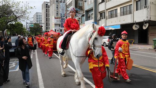 台南辦古禮迎親　激勵年輕人結婚生子台南市中西區7日舉辦古禮迎親活動，一名新郎騎著白馬帶著大轎，迎親隊伍浩浩蕩蕩長達數百公尺，希望激勵年輕人結婚生子。中央社記者張榮祥台南攝　108年12月7日